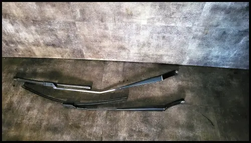 Wischerarm vorne beide seiten VW Touran / Caddy